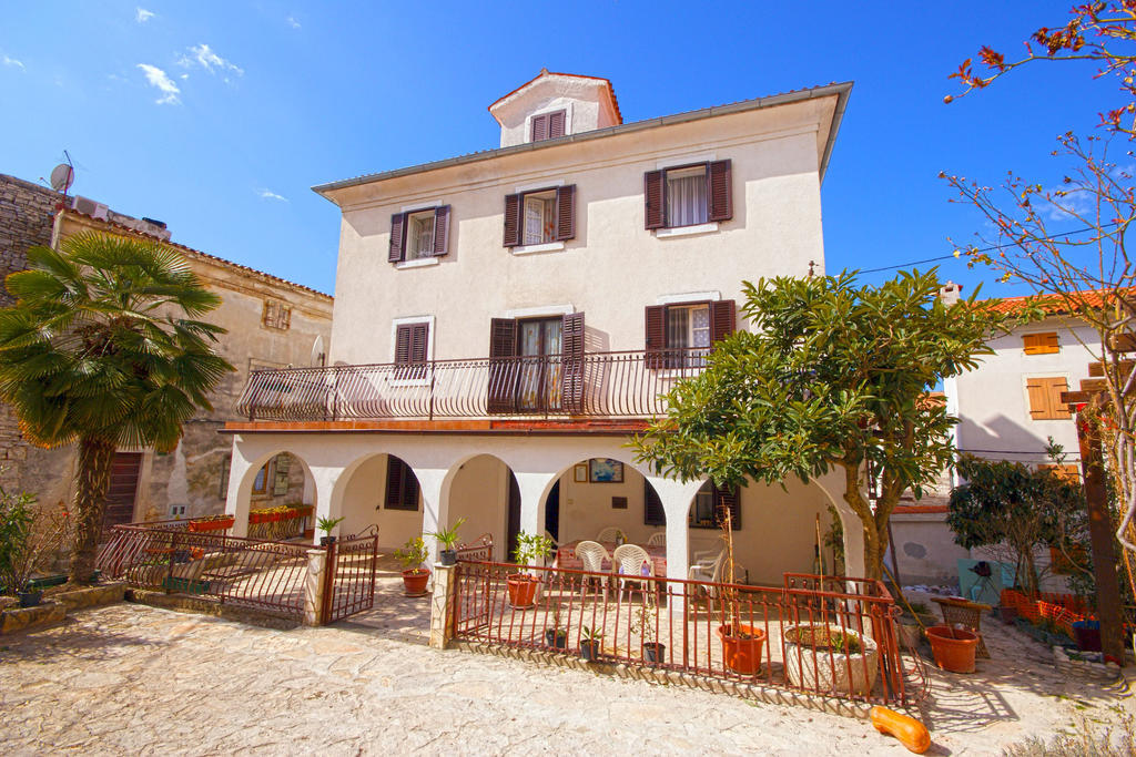 Guest House Robert I Mirna Bale Exterior photo