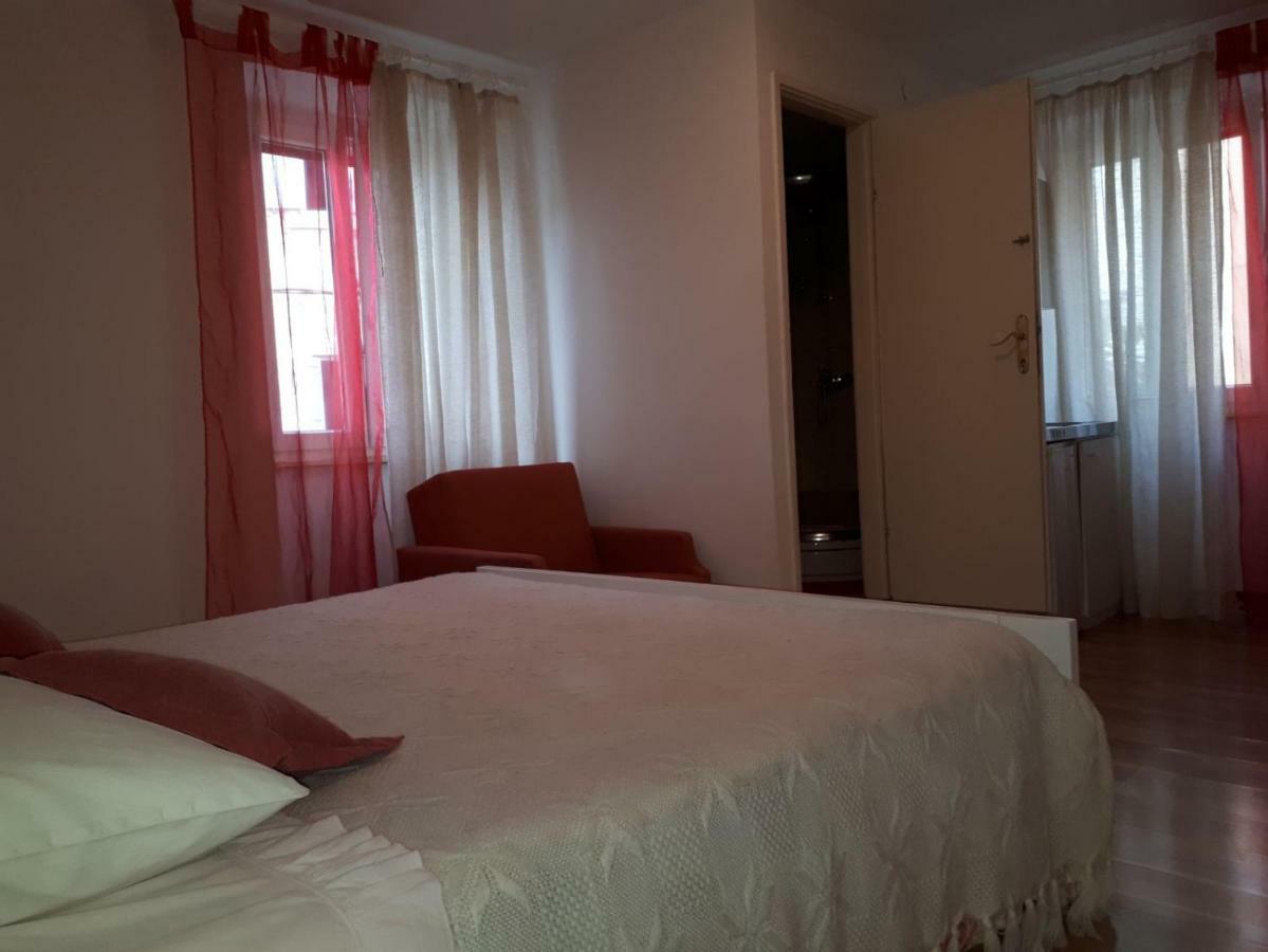 Guest House Robert I Mirna Bale Exterior photo