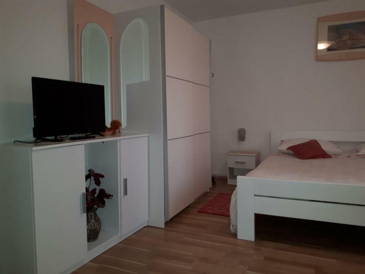 Guest House Robert I Mirna Bale Exterior photo