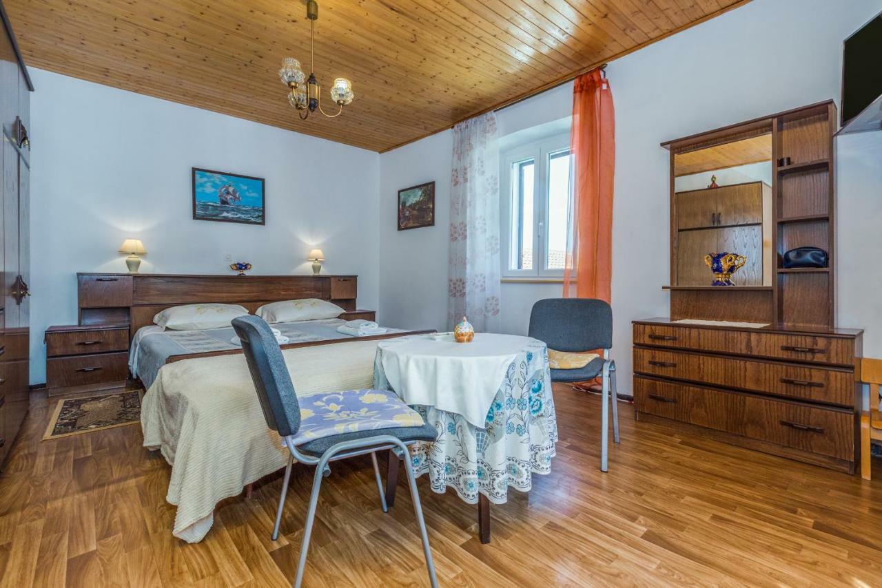 Guest House Robert I Mirna Bale Exterior photo