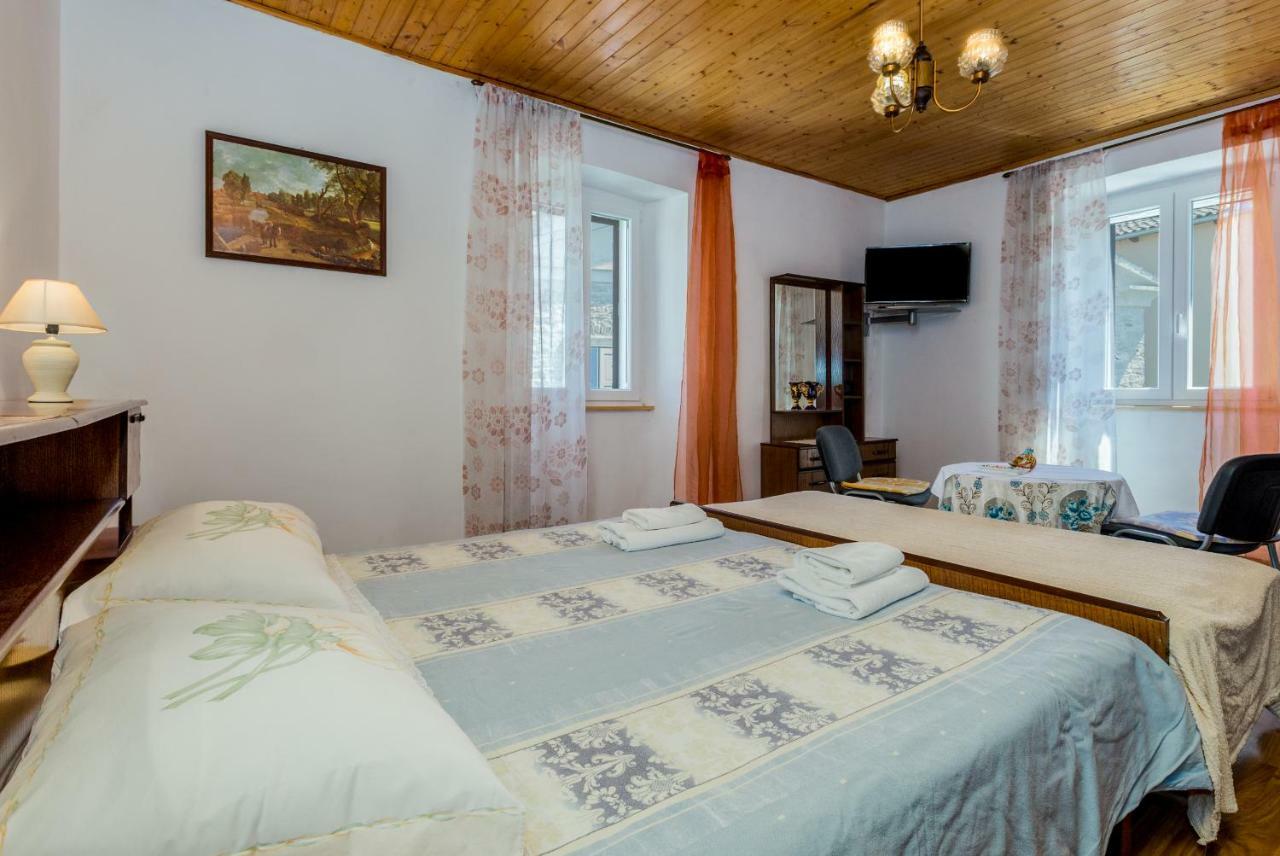 Guest House Robert I Mirna Bale Exterior photo
